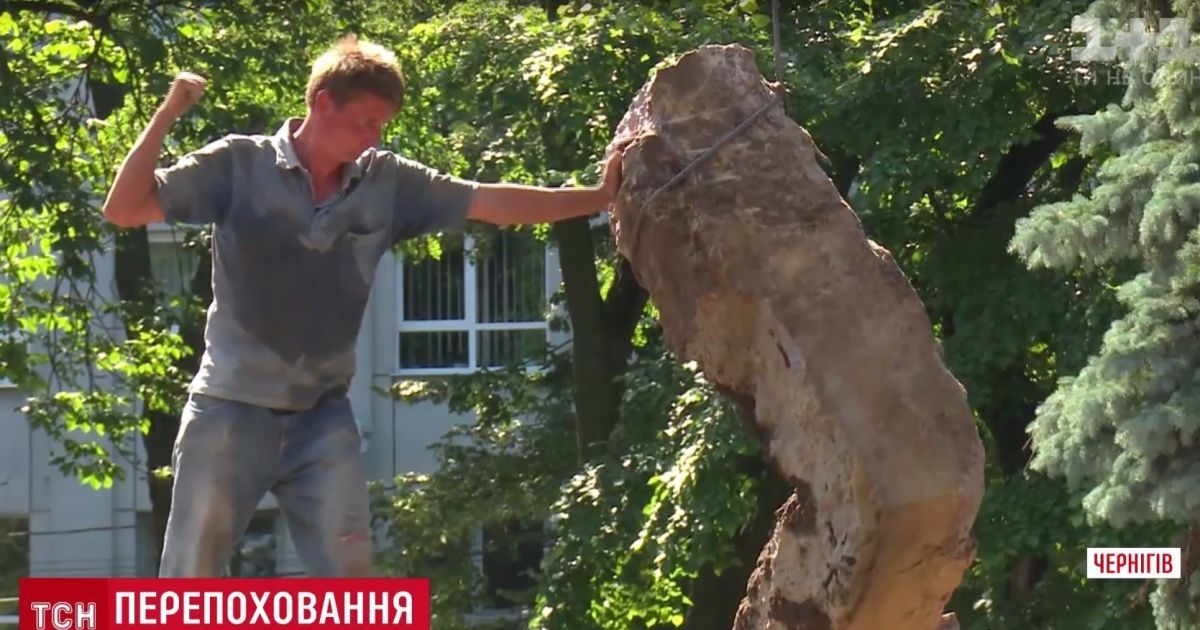 В Чернигове из центрального сквера убрали могилы советских партизан