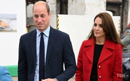 В красном пальто: яркая принцесса Кейт приехала с мужем Уильямом в Уэльс