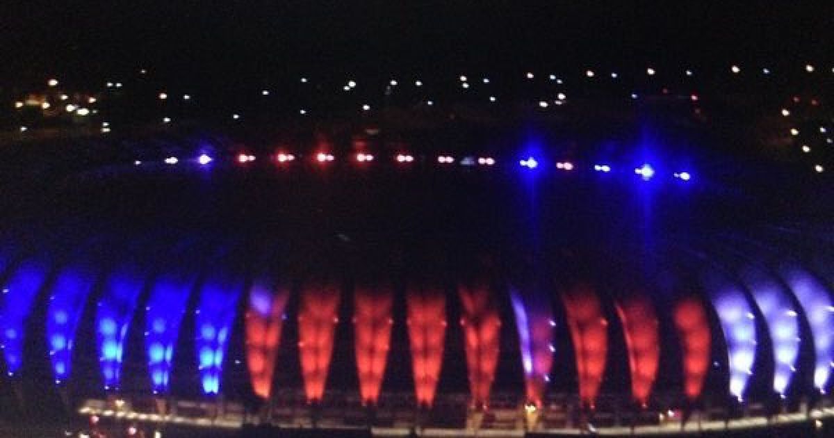 Стадіон "Уемблі" у Лондоні світиться кольорами прапору Франції. / © twitter.com/iwatchedbieber