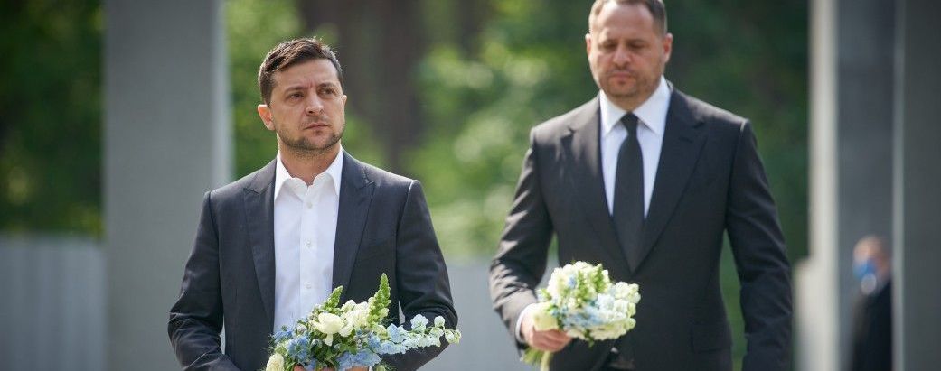 Зеленский возложил цветы к братской могиле и почтил память жертв политических репрессий