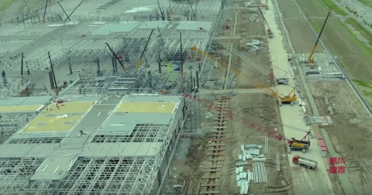 Завод Tesla в Шанхае строят с бешенной скоростью. Видео