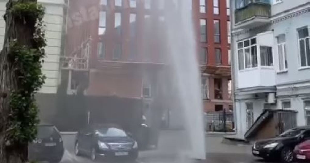 В центре Киева между припаркованными авто из-под асфальта вырвался мощный фонтан