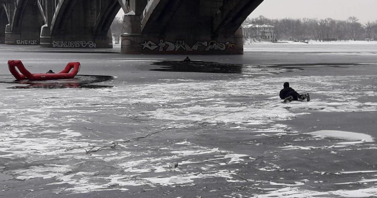 Рятувальники витягли чоловіка з Дніпра_3 / © Управление ГСЧС Киева