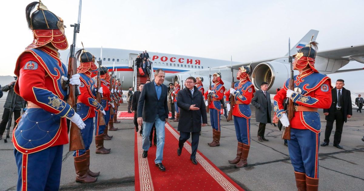 Дипломатический скандал: Лавров в голубых джинсах оскорбил народ Монголии
