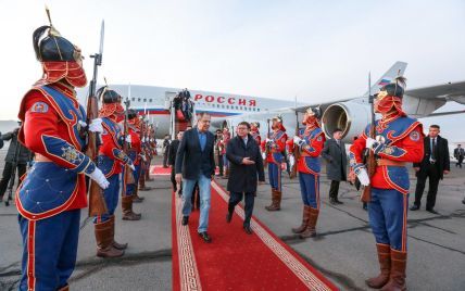 Дипломатический скандал: Лавров в голубых джинсах оскорбил народ Монголии