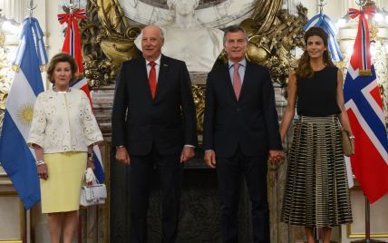 Встреча во дворце: королева Норвегии Соня в ярком платье, жена президента Аргентины в полосатой юбке