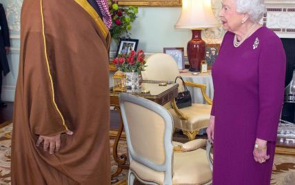 В фиолетовом платье и с жемчужным ожерельем: яркий образ королевы Елизаветы II