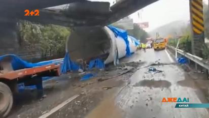 Одним махом зніс старий міст: секція колони вітрогенератора обвалила прогін