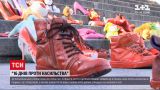 Новости Украины: на Потемкинской лестнице разложили обувь и детские игрушки