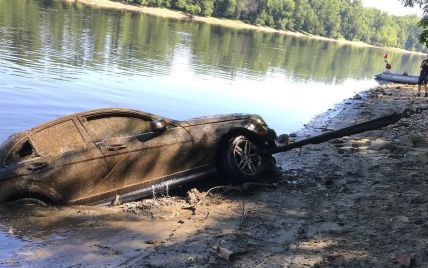 Владелец Mercedes забыл, что припарковал свой автомобиль в воде