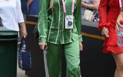 В бельевом стиле: Лотти Мосс в эффектном наряде пришла на Уимблдонский турнир