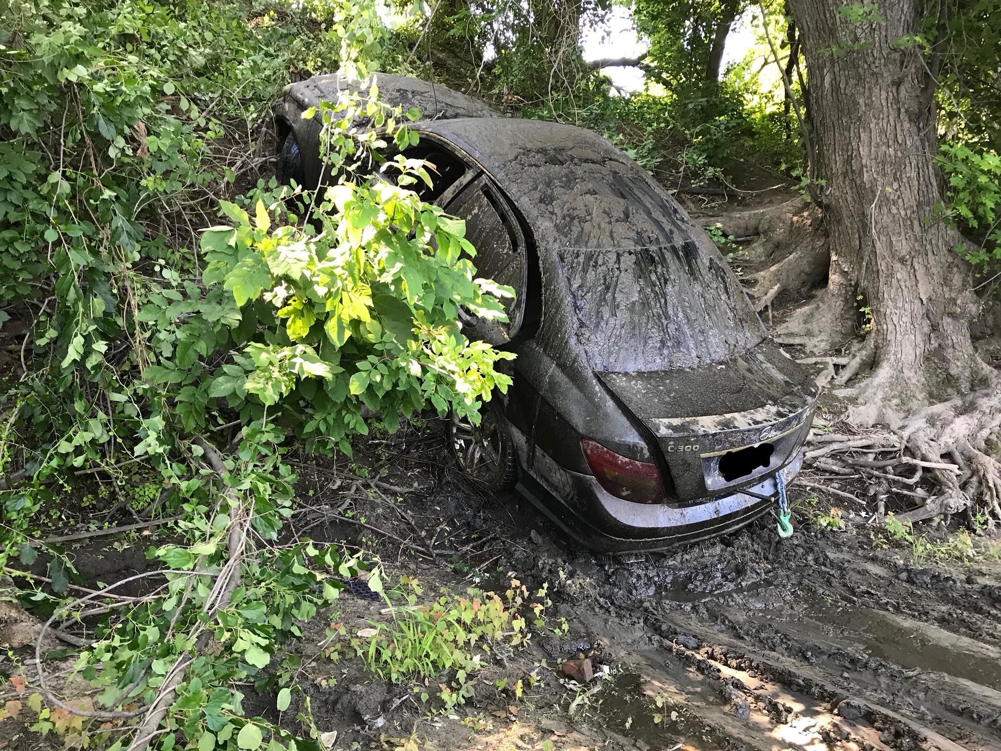 Владелец Mercedes забыл, что припарковал свой автомобиль в воде — Новости