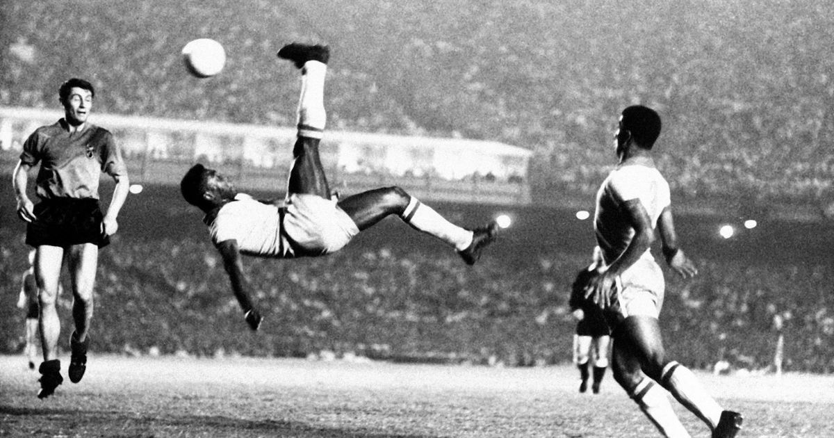 Пам'яті "короля футболу": відео найкращих голів у кар'єрі легендарного Пеле