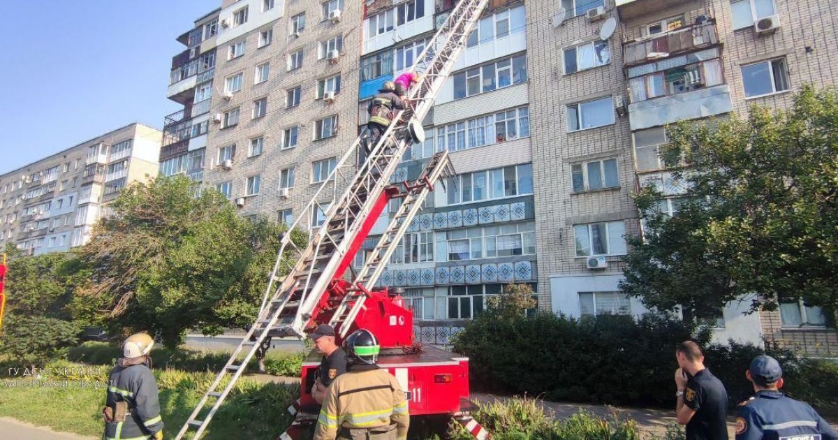 В Бердянске женщина выпала из окна 9 этажа и застряла на подоконнике этажом ниже