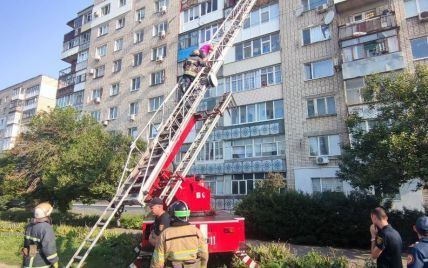 В Бердянске женщина выпала из окна 9 этажа и застряла на подоконнике этажом ниже