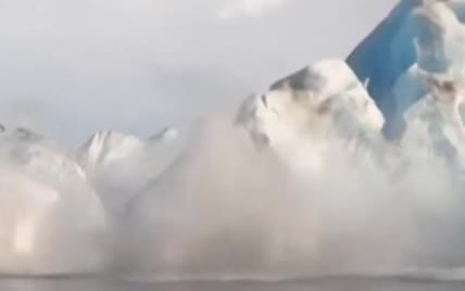 На Аляске шокированные каякеры сняли обвал ледника, из-за которого едва не утонули