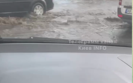 У Києві утворився справжній потоп у Святошинському районі: що саме сталося
