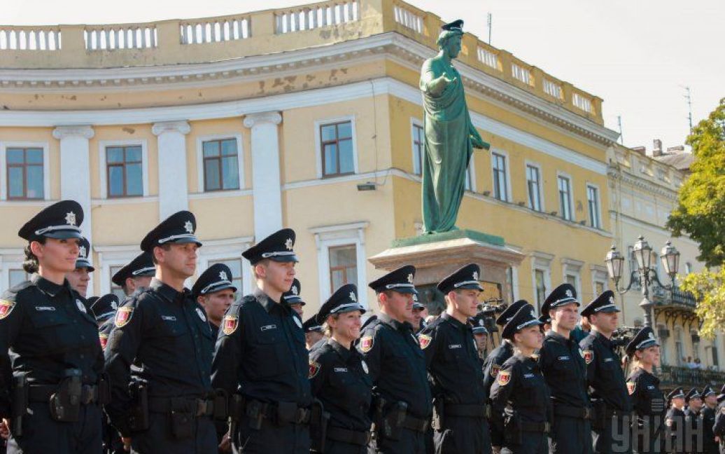 На памятник Дюку в Одессе нацепили полицейскую фуражку. 25 августа около 400 работников подразделений новой патрульной полиции приняли присягу. / © УНИАН