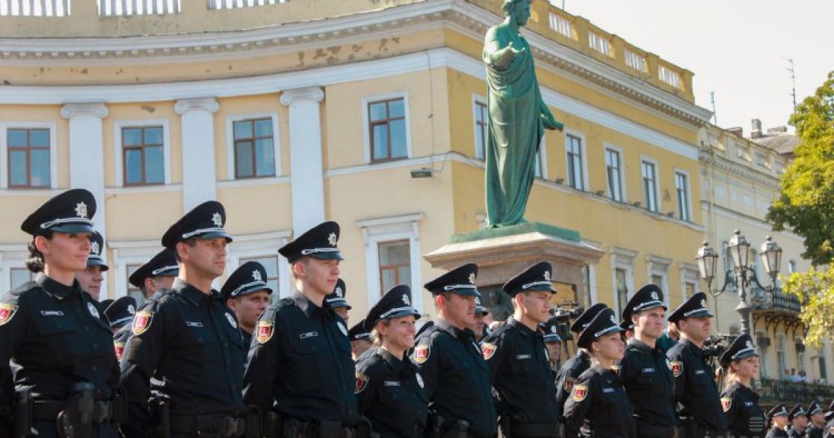 На памятник Дюку в Одессе нацепили полицейскую фуражку. 25 августа около 400 работников подразделений новой патрульной полиции приняли присягу. / © УНИАН