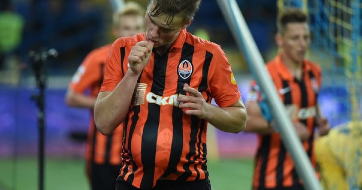 Александр Гладкий посвящает забитый "Металлисту" гол своему новорожденному сыну Ивану. Фото - ФК "Металлист"