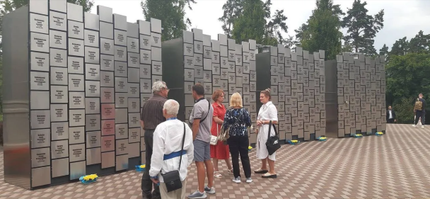 В Буче установили инсталляцию для чествования горожан. Фото: соцсети.