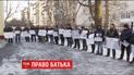 Под стенами Окружного административного суда Киева протестуют мужчины