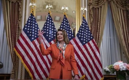 В оранжевом костюме и с пестрым платком: яркий аутфит спикера Палаты представителей США