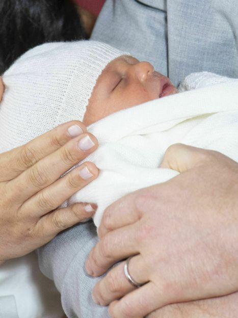 Герцогиня Сассекська і принц Гаррі з новонародженим сином / © Associated Press