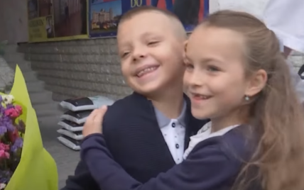В Киеве маленькая школьница сбежала от журналистов к однокласснику во время интервью: трогательное видео