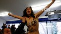 Активістка Femen з оголеними грудьми вистрибнула перед Берлусконі