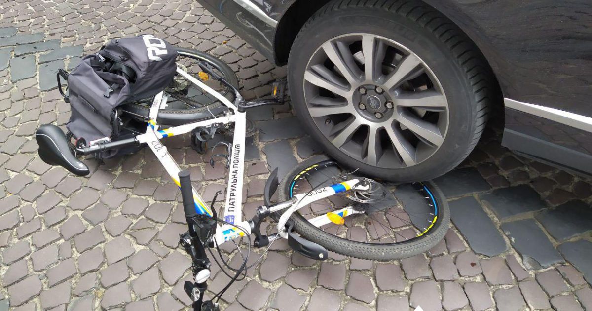 Во Львове работник ГФС на иномарке хотел убежать от патрульного, однако наехал на него (фото)