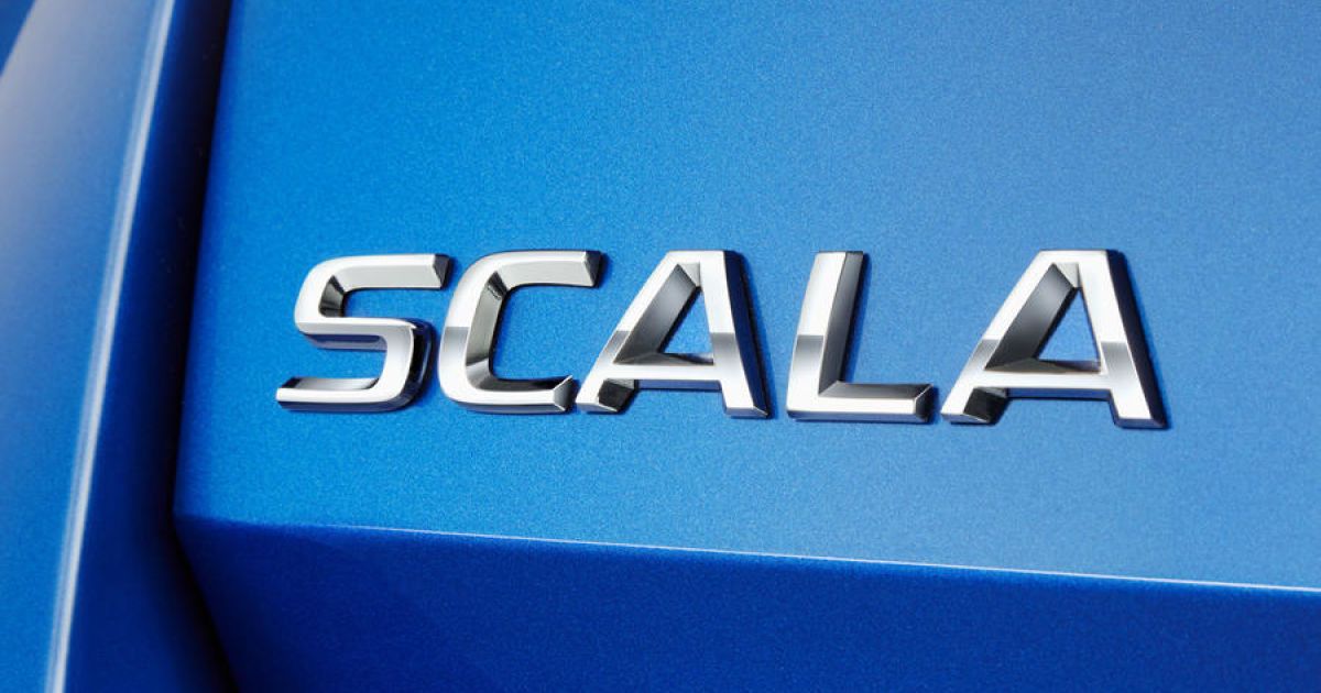 Оновлений хетчбек Skoda вперше виїхав на дорогу: "живі" фото