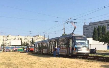 В Киеве на Борщаговке сошел с реек скоростной трамвай
