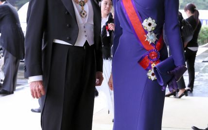 Самая яркая гостья: кронпринцесса Виктория прибыла на коронацию в красивом платье цвета индиго