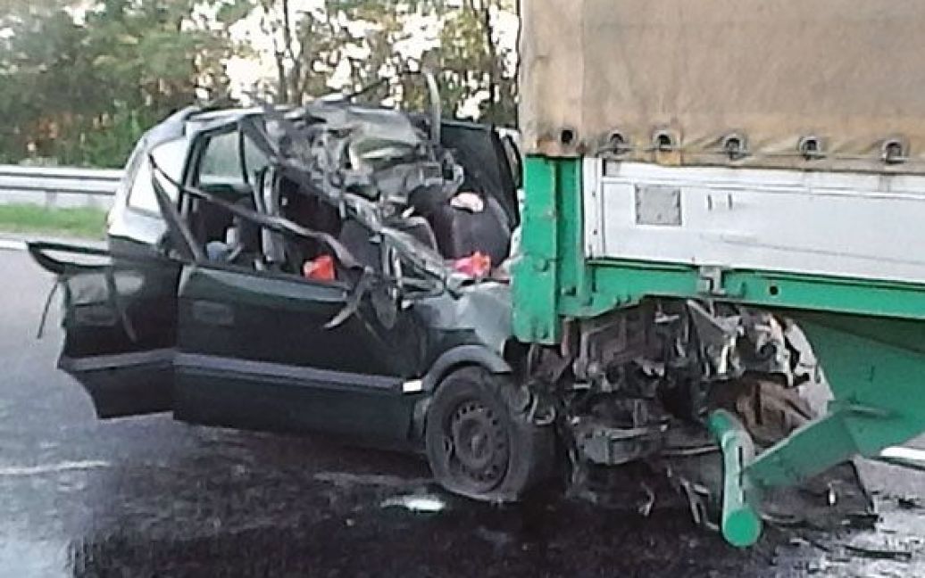 В результате столкновения с фурой пассажиры Opel женщина и годовалый ребенок погибли на месте / © Пресс-служба МВД Украины
