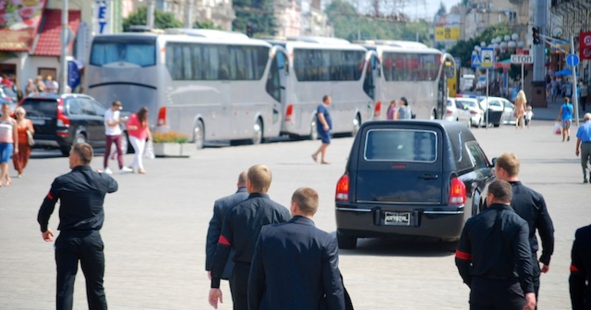 Во время церемонии прощания в Луцке с умершим Еремеевым / © ТСН.ua