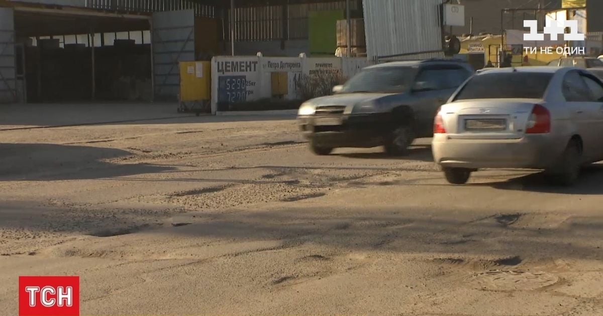 Асфальт зійшов разом зі снігом: чому так стається у Києві і як ремонтують дороги у столиці