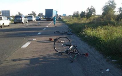 Батьки забрали тіло загиблого у страшній ДТП під Києвом хлопця-велосипедиста на Луганщину
