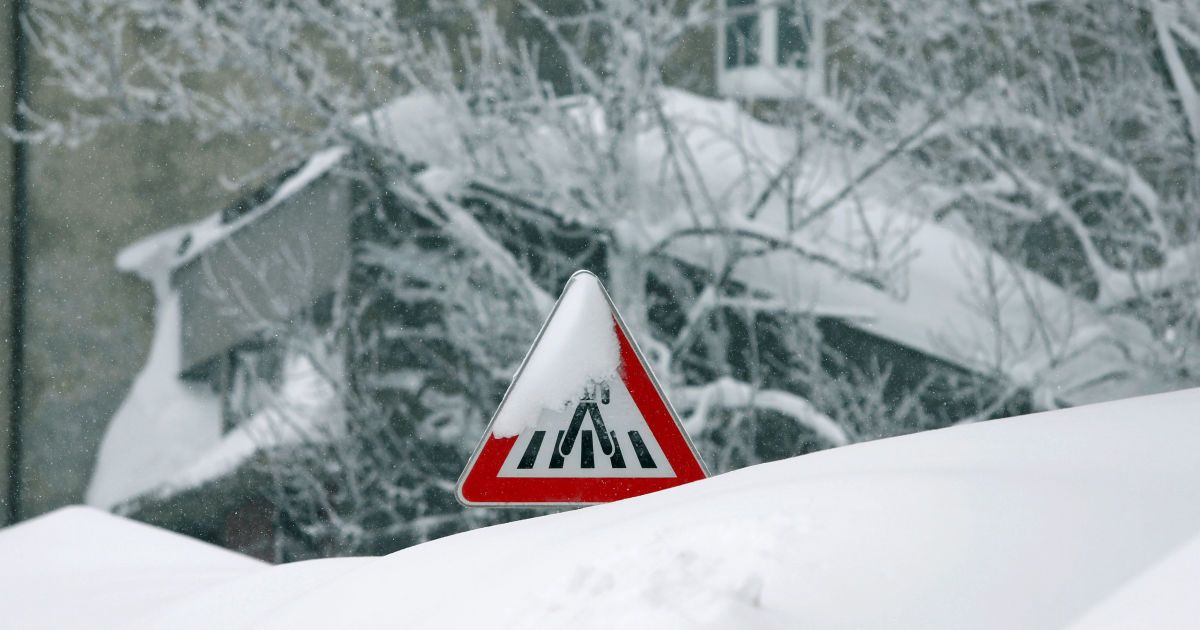 Испытания тротуарами: киевляне шутят, что для передвижения по городу время надевать коньки