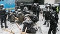 У МВС прокоментували перебування протестувальників біля Ради на колінах під час затримання