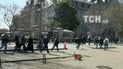 Люди тікають після того, як почули постріли біля Білого дому.