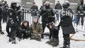 Протестувальники на колінах та заплакані жінки. Як відбувався демонтаж наметового містечка біля Ради
