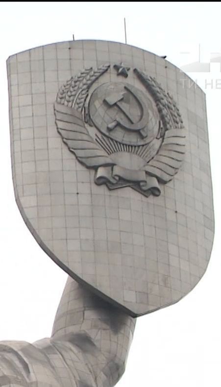 Со щита на "Родине-матери" должны снять советский герб