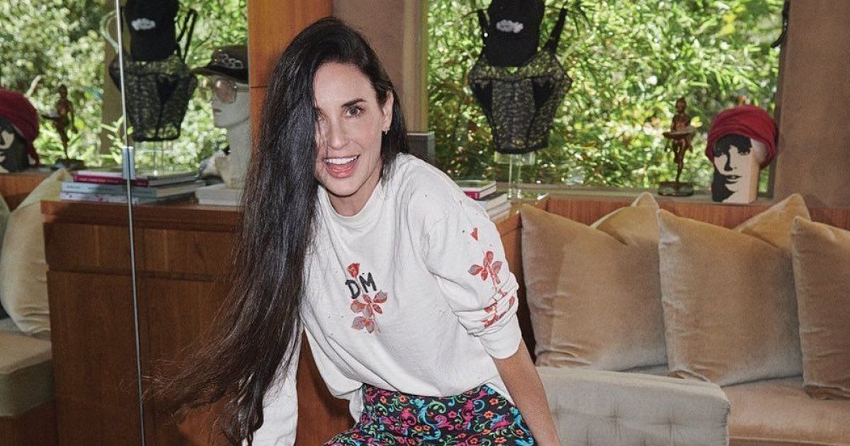 56-річна Демі Мур у боді з глибоким декольте посвітила стрункими ніжками