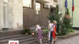 Украинцы массово несут цветы к посольству Франции, чтобы почтить жертв теракта