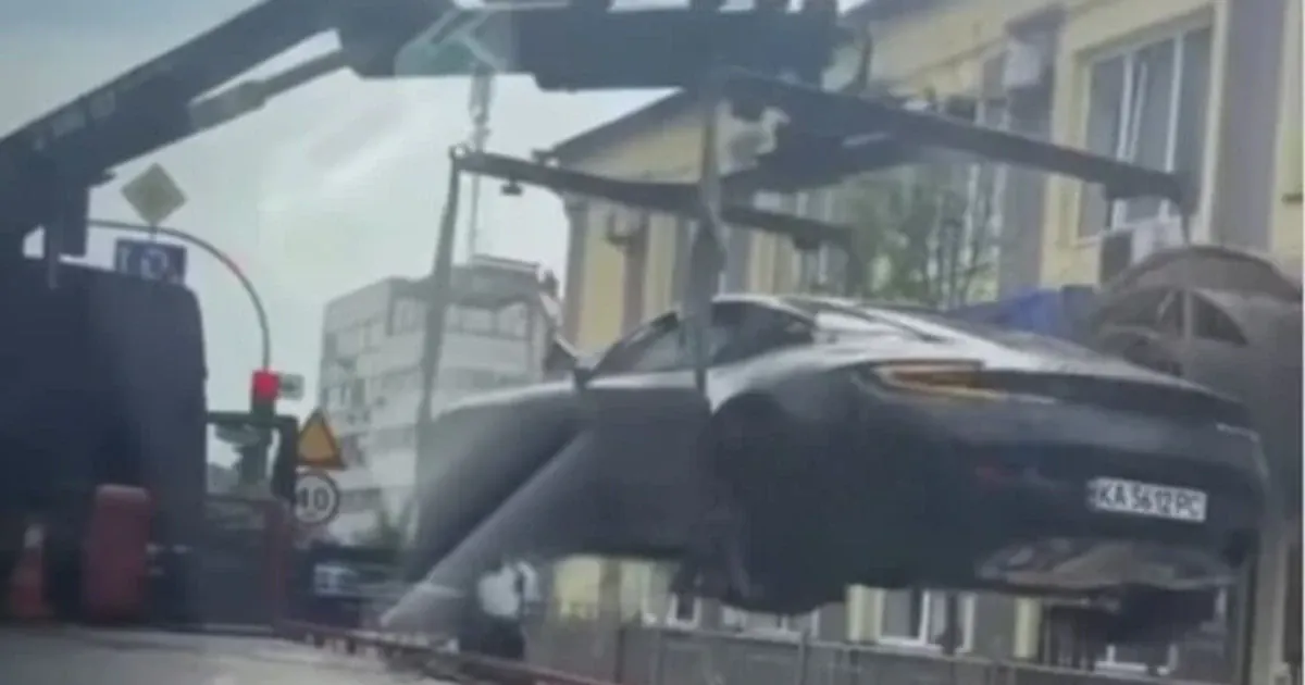 Aston Martin DB12 забрали на штраф-майданчик