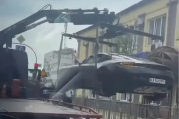 В Киеве коммунальщик забрал на эвакуатор авто за четверть миллиона долларов: Сеть отреагировала (видео)