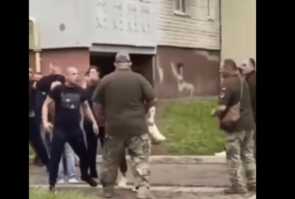 В Черкассах — массовая стычка между гражданскими мужчинами и женщинами и ТЦК (видео)