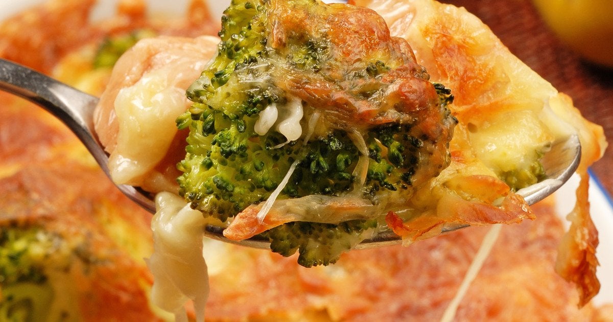 Запіканка з броколі та червоною рибою