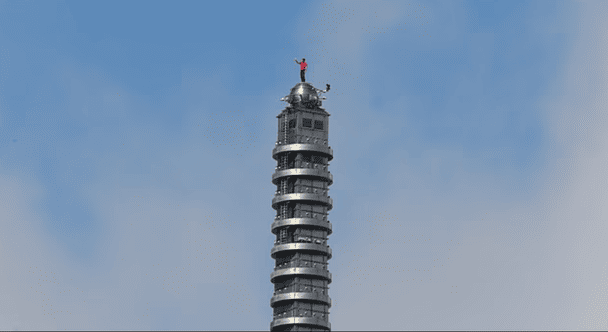 Алекс Хоннольд без страховки підкорив хмарочос Taipei 101 у Тайвані / © www.dailymail.co.uk